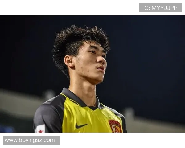 哈维西蒙斯崛起之路：从青年才俊到足球场上的新星